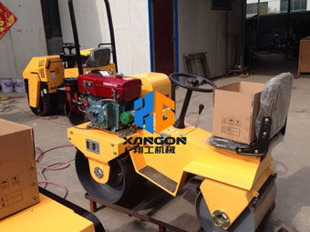 濰坊風(fēng)箏節(jié)草坪壓平，客戶選擇了翔工小型壓路機