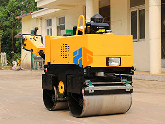 關(guān)于小型壓路機(jī)如何減少摩擦問(wèn)題呢？