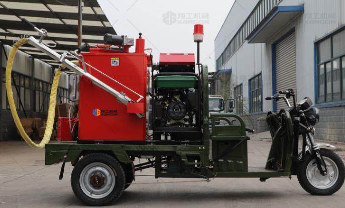 瀝青灌縫機(jī)裂縫修補(bǔ)，橫向縱向都可以